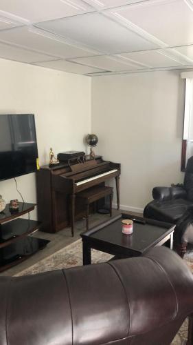 cozzy room with private entrance and drive way in Arlington, USA