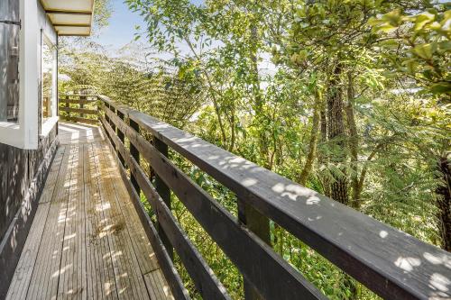 The Treehouse - Raglan Holiday Studio