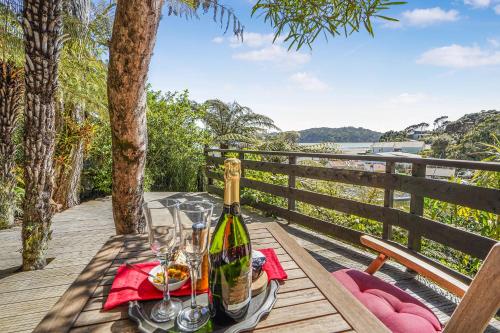 The Treehouse - Raglan Holiday Studio