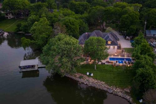 Luxury@Lake Mansion Pool/Hot Tub for Discerning Tastes in Nashville, USA