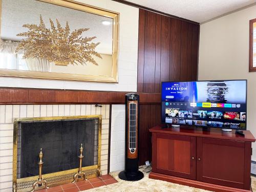 Entire Home in Buffalo - 6 Guests 3 Bedroom 1 Bath - Convenient Location - 25min to Niagara Falls in Buffalo, USA