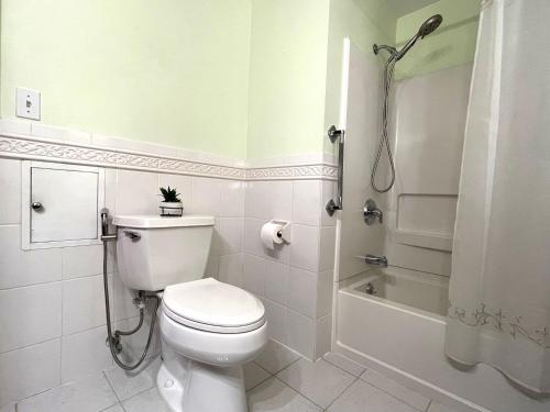 Entire Home in Buffalo - 6 Guests 3 Bedroom 1 Bath - Convenient Location - 25min to Niagara Falls in Buffalo, USA