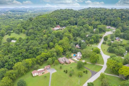 NEW Outdoor Oasis Pool, Hot Tub, Firepl, 6 bedr in Franklin, USA