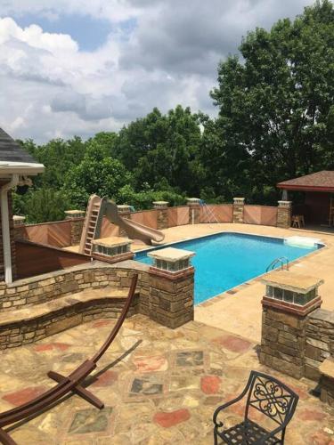 NEW Outdoor Oasis Pool, Hot Tub, Firepl, 6 bedr in Franklin, USA