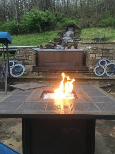 NEW Outdoor Oasis Pool, Hot Tub, Firepl, 6 bedr in Franklin, USA