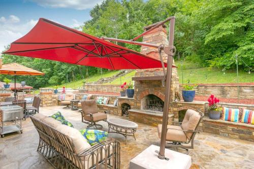 NEW Outdoor Oasis Pool, Hot Tub, Firepl, 6 bedr in Franklin, USA