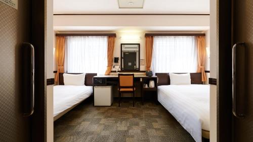1 double bed, 1 twin bed