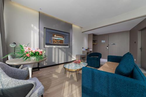 room detail thumbnail 1