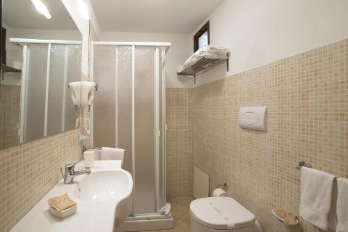 One-Bedroom Apartment image 6