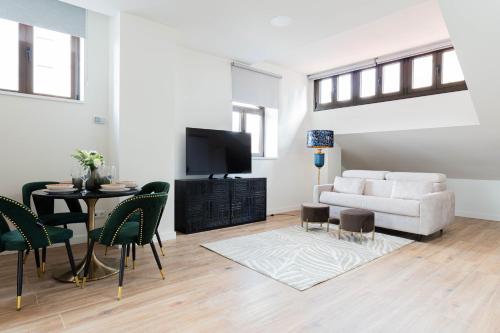 Classic Superior Apartment image 5