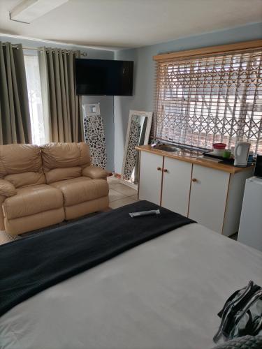 2 on Haig Accommodation, Selbourne, East London, East London (zdjęcie 3)