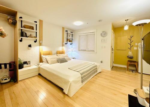 Private Guest Suite in Little Italy - King Bed - Free Parking - Central Location in Vancouver, Canada
