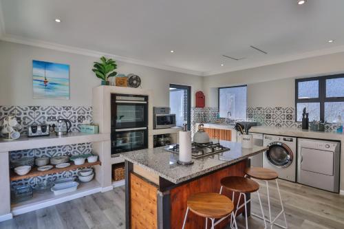 virtuve, Relaxation in Prince`s Grant Golf Estate