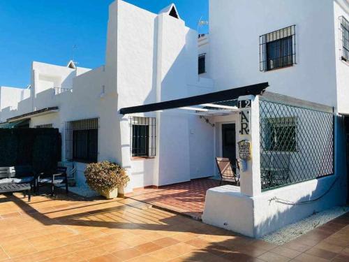 Acogedora casa con terraza y chimenea - Marbella