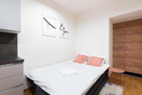 Spacious 3-bedrooms apartment near Karlin Square, Прага (фото 8)
