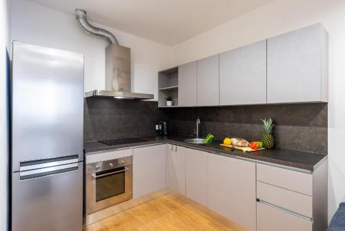 Spacious 3-bedrooms apartment near Karlin Square, Прага (фото 3)