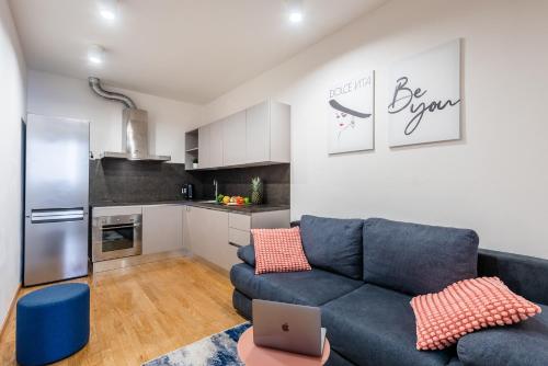 Spacious 3-bedrooms apartment near Karlin Square, Прага (фото 2)