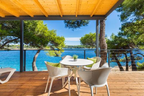 2 bedrooms, 5 beds