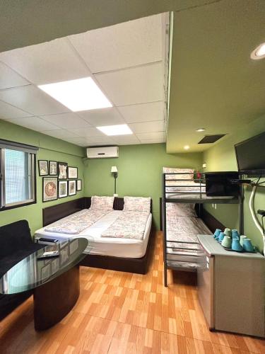 room detail thumbnail 1