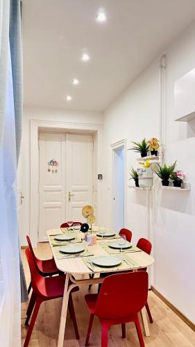 Jozsef 18 Apartment - 5 mins to New York Café 1