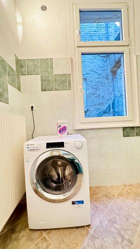 Jozsef 18 Apartment - 5 mins to New York Café 5