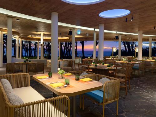 Food and beverages, Le Méridien Phuket Mai Khao Beach Resort near Mai Khao Beach