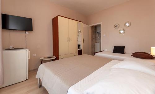 Apartment and Rooms Tatjana - image 10