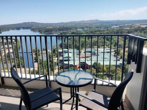 Belc3 Lake Views, Balcony in Spacious 1-Bed Unit