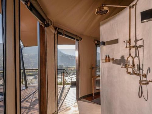 Deluxe Double or Twin Room with River View image 10