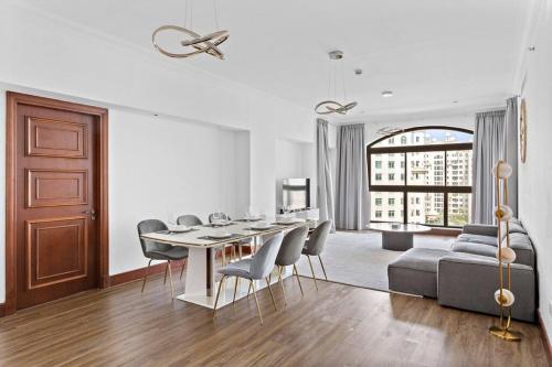 StoneTree - 2 BR apartment with BEACH ACCESS at Fairmont The Palm, Dubai