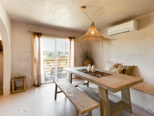 The Mesa House - Views and a Cowboy Soaking tub! home in Yucca Valley, USA