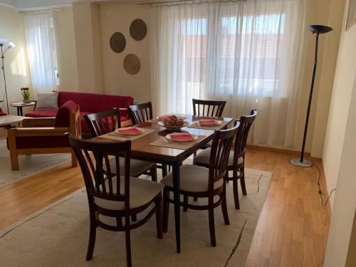 Bright top floor apartment with free parking, Skopje (photo 6)