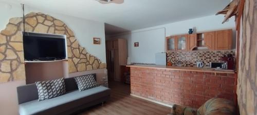3 bedrooms, 9 beds