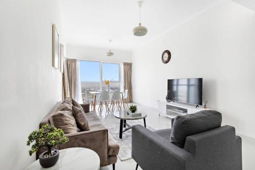 StoneTree - Spacious Modern 2BR Apartment - image 2