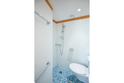 Double Room with Balcony and Sea View image 7