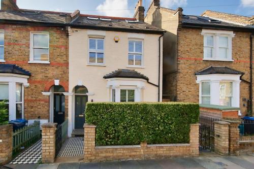 Family 4-Bed House & Secluded Garden - Wimbledon