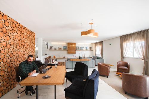 Altitude Lodge Hotel - image 12