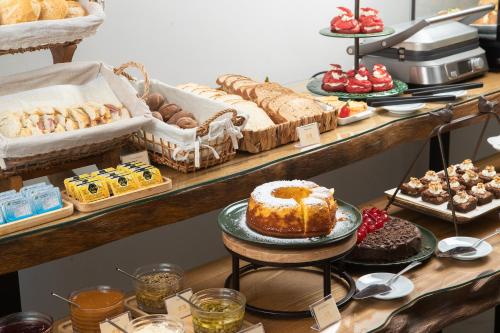 Altitude Lodge Hotel - image 2