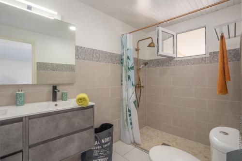 Fürdőszoba, Alpinia - Appt avec piscine partagée (Alpinia - Appt avec piscine partagee) in Saint-Pierre