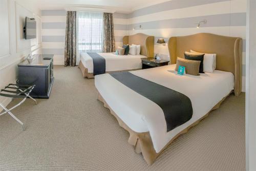 Junior Suite with 2 Beds image 9