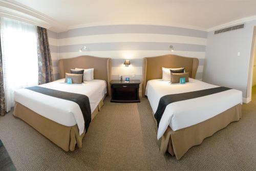 2 queen beds