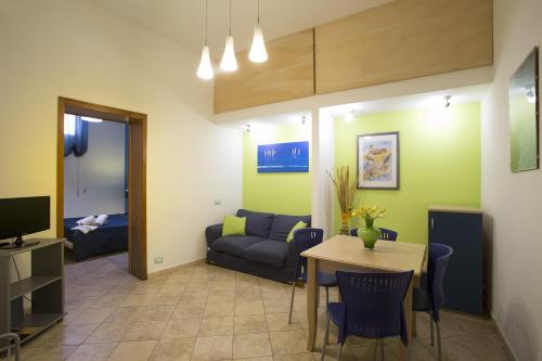 One-Bedroom Apartment with Sofa Bed image 3