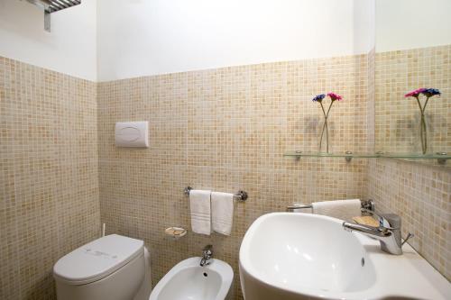 One-Bedroom Apartment with Sofa Bed image 2