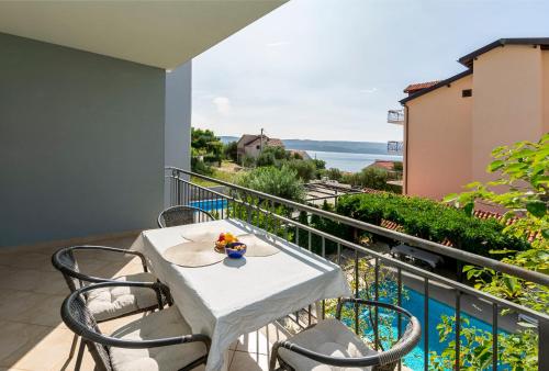 One-Bedroom Apartment with Sea View image 2