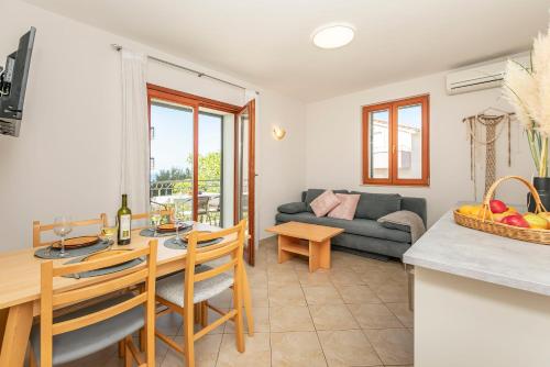One-Bedroom Apartment with Sea View image 6