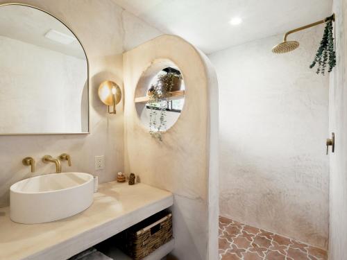 The Mesa House - Views and a Cowboy Soaking tub! home in Yucca Valley, USA