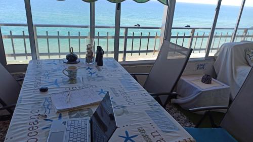 SUNSET ROOM AT FRONT BEACH - HABITACION EN LA PLAYA Piso privado