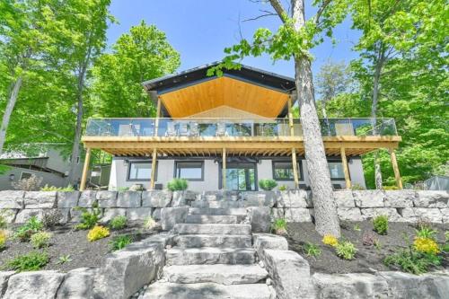 The North Shore - Waterfront Cottage