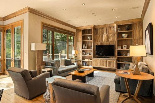 Owl Creek 20, Luxury family home with private balcony, deck, hot tub, and patio - near lifts! - Snowmass Village, CO