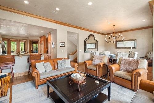 Owl Creek 04, Ski-in, ski-out luxury townhome with private hot tub in Snowmass Village Owl Creek 04, Ski-in, ski-out luxury townhome with private hot tub in Snowmass Village